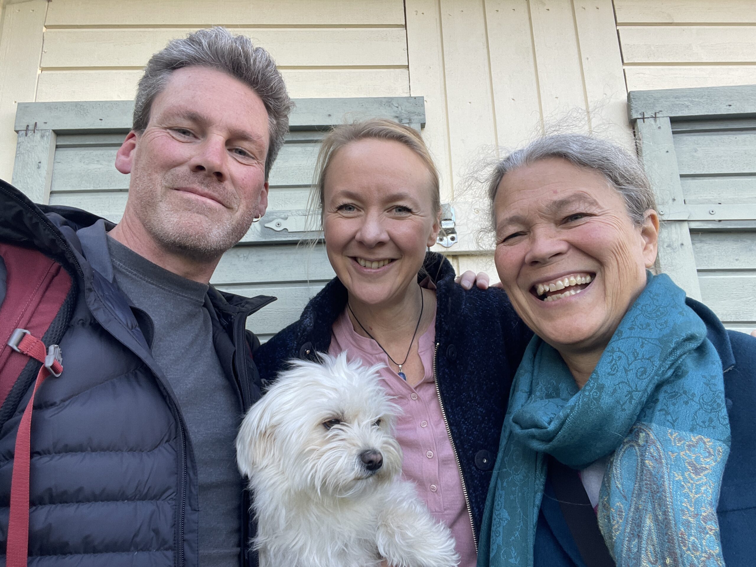 Daniel Eek, Maria Berglund, Marika Brandt Brune och hunden Fanny i Tealpodden